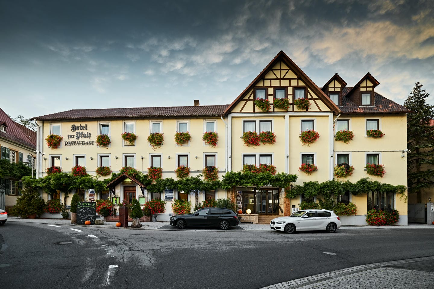 Ein liebevoll dekoriertes, charmantes Hotel mit Fachwerk und üppigem Blumenschmuck